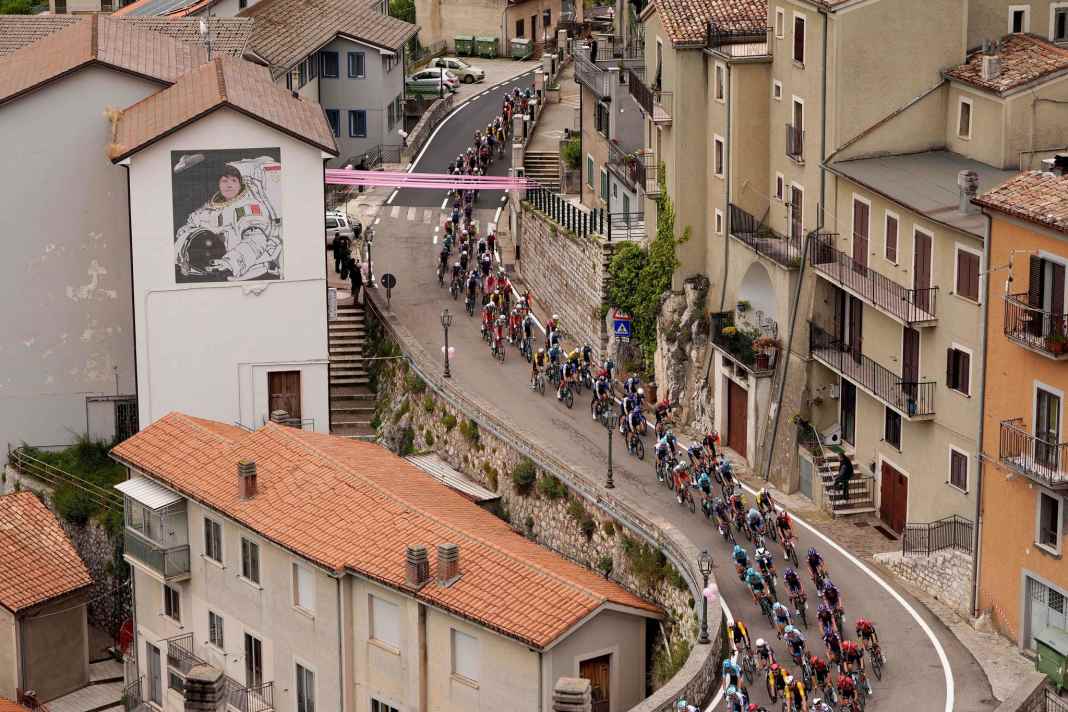 Italien-Rundfahrt - Massensturz beim Giro d'Italia - Ex-Sieger muss aufgeben