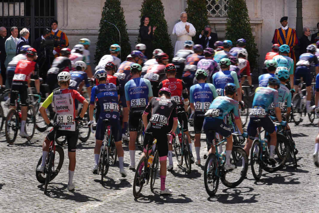 Papst Leo XIV. segnet Giro-Peloton
