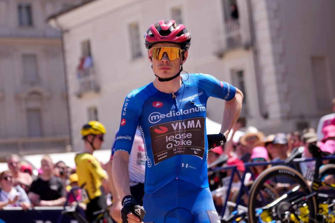 Vingegaard takes the leader's jersey in the Alps