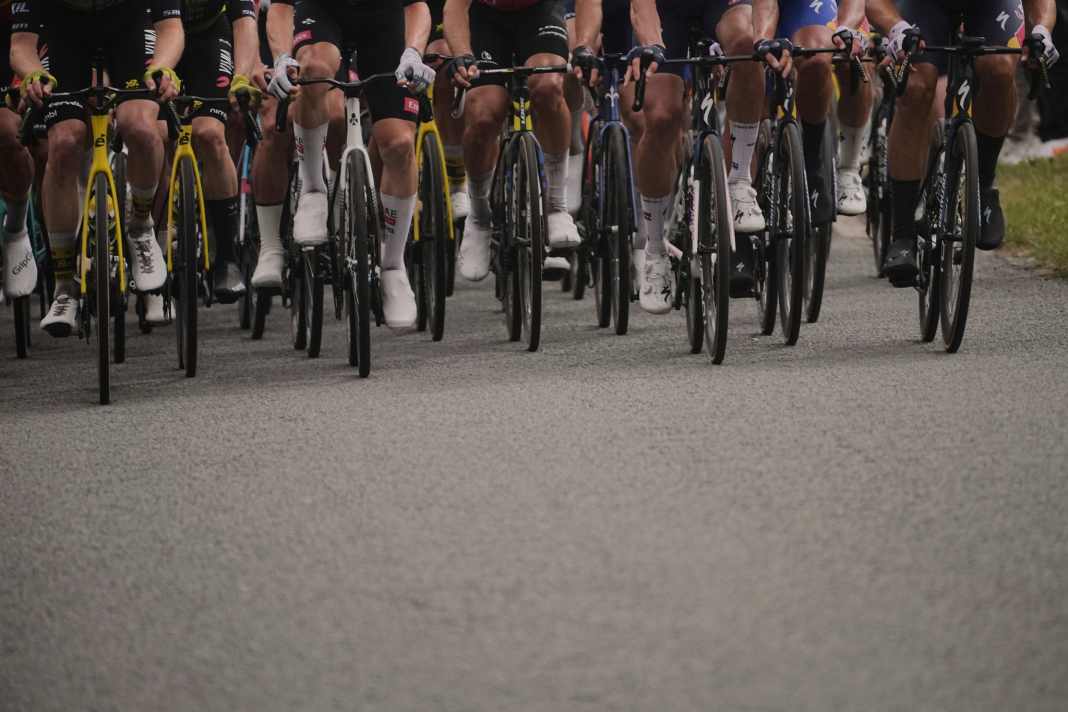 Tour de la Guadeloupe – Brazen cyclists let a car pull them along