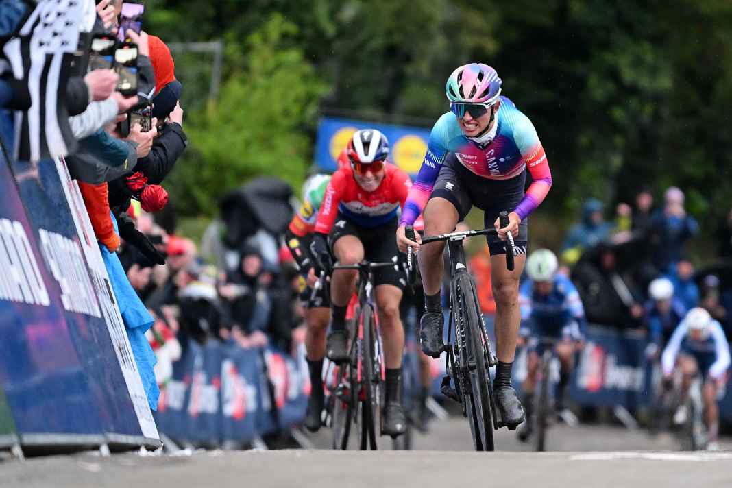 Gravel-Weltmeisterin bezwingt Tour-Siegerin Vollering an der Mur de Huy