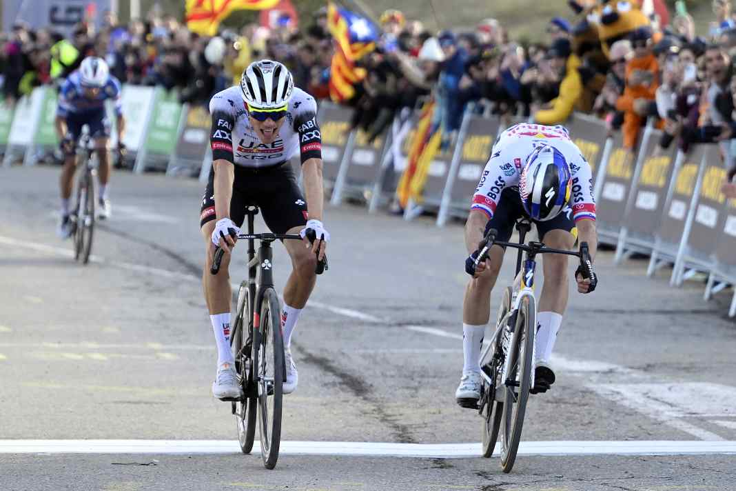 Ayuso besiegt Roglic auf erster Bergankunft im Foto-Finish