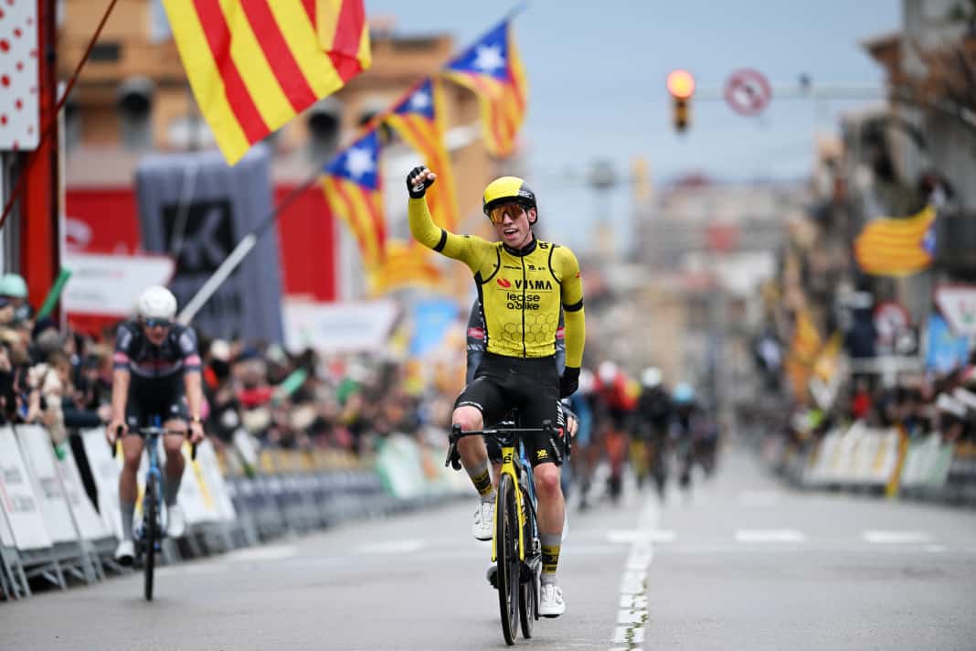 Brennan narrt Alpecin und gewinnt schweren Auftakt an der Küste