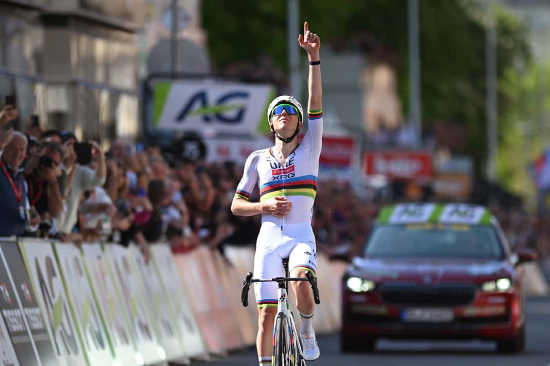 Evenepoel ventures into Pogačar territory