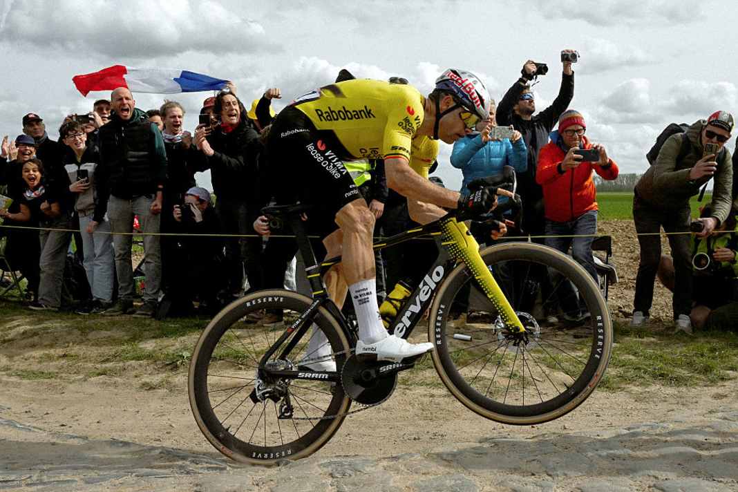 Wout van Aert knallt mit Aero-Rennrad über den Schotter