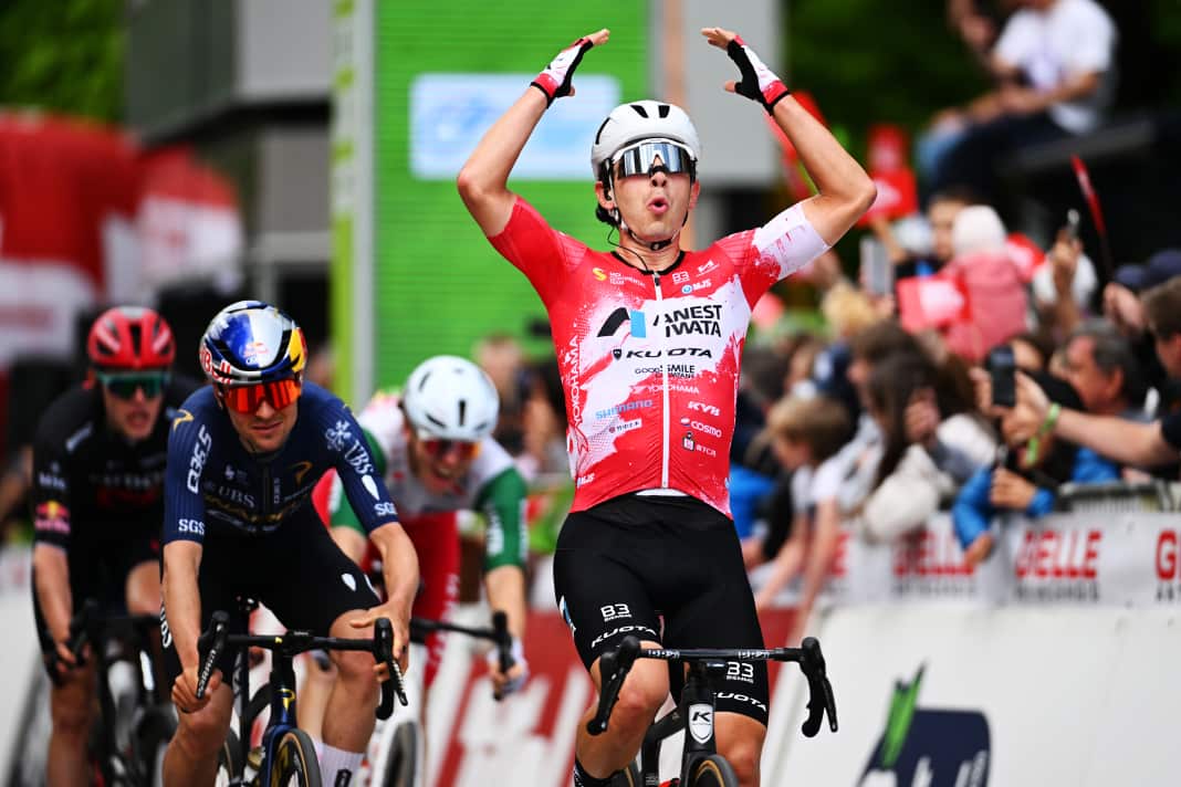 Arensman coup fails: Konti rider Dati outsprints Pidcock