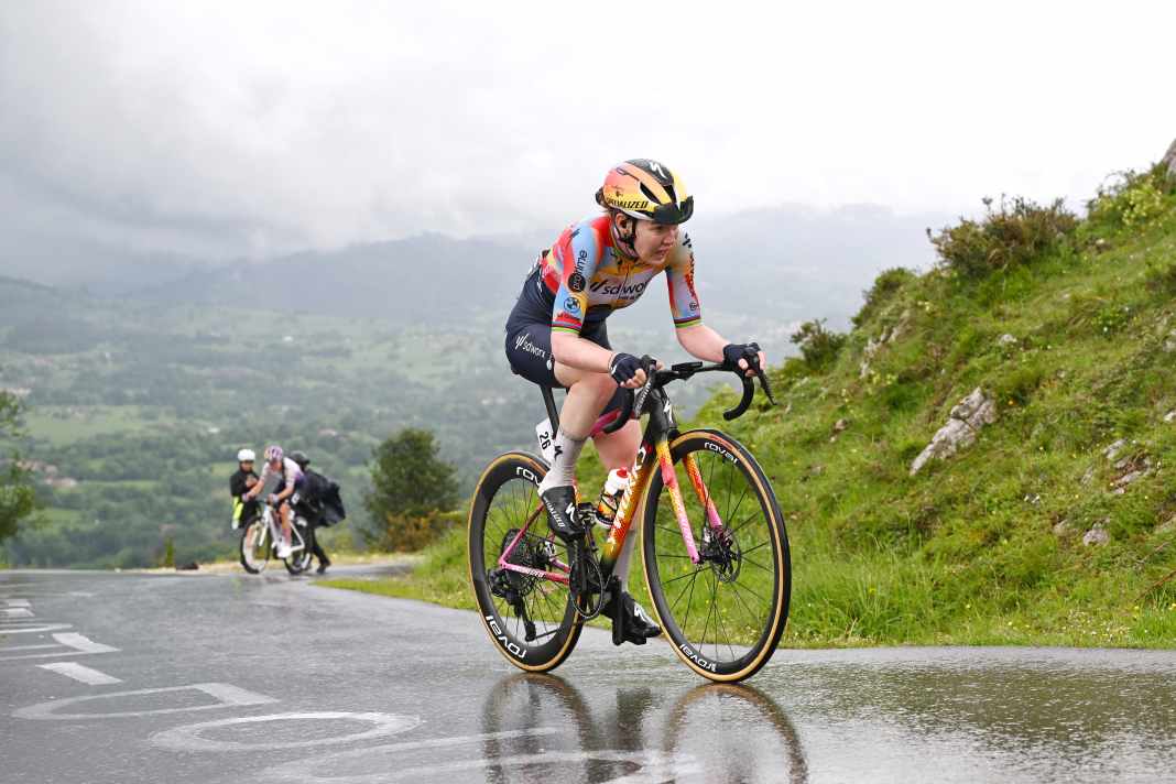 Van der Breggen rides to stage win in Les Praeres and into the red jersey
