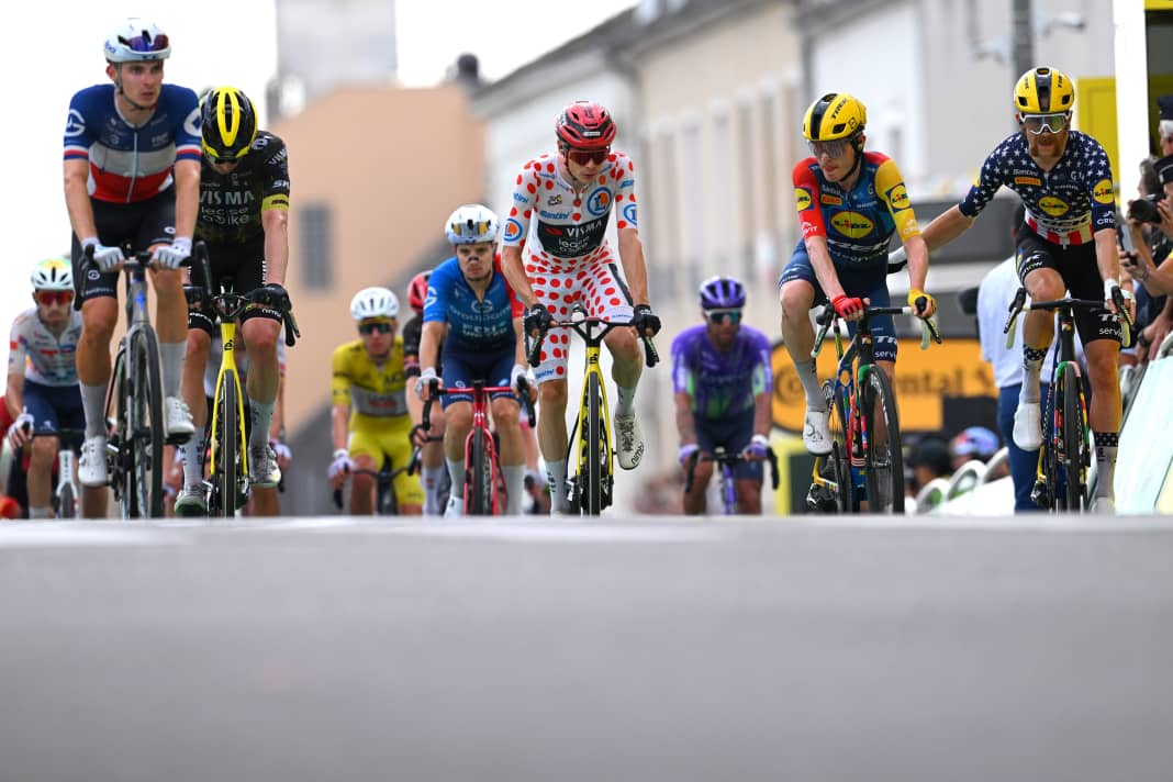 Which bikes are leading the way on the Plateau de Solaison?