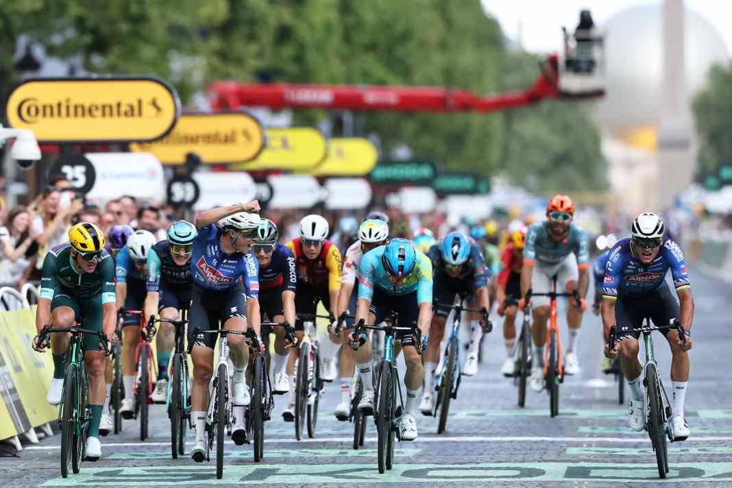 A thrilling finale in Paris: Van der Poel and Philipsen celebrate a one-two finish