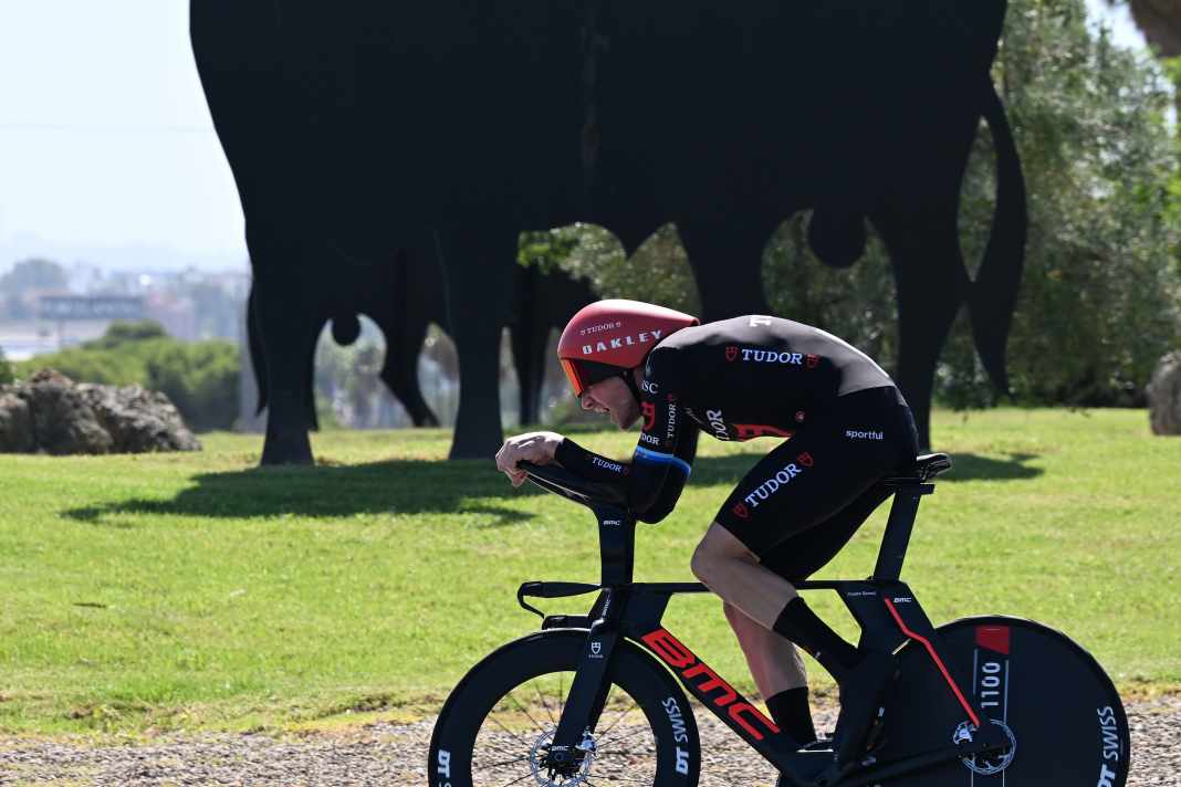 Mas repousse l'attaque de Roglic tandis que Küng s'impose dans le contre-la-montre