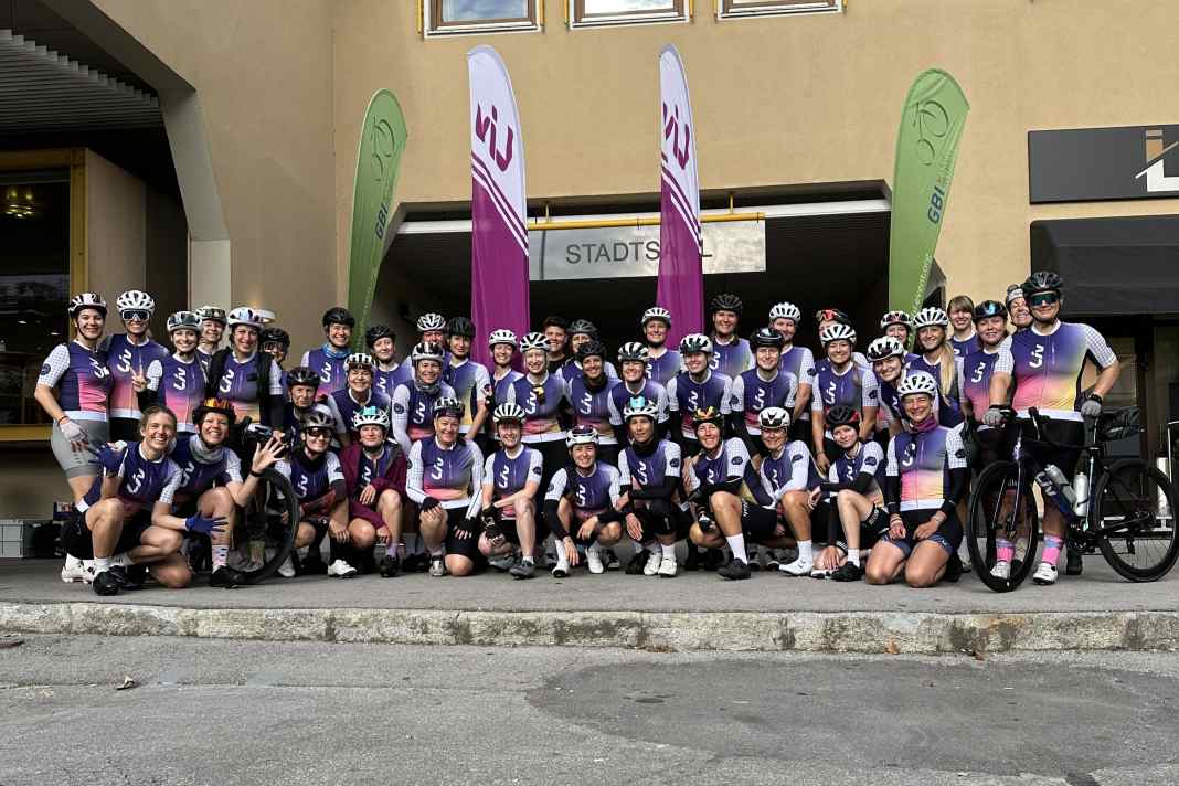 40 Frauen & 40 Rennräder überqueren über die Alpen