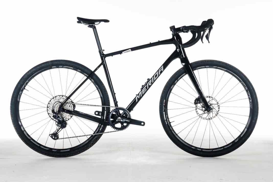 Gravel-Experte in grobem Terrain im Test