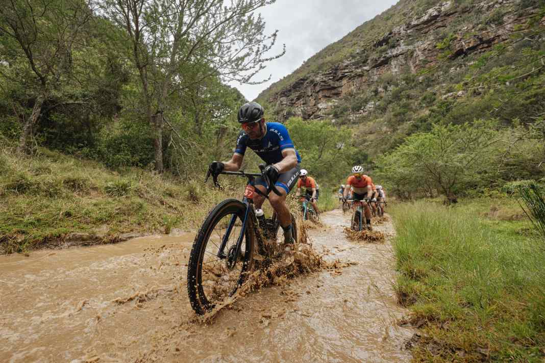 Hagel in der Wüste - die Dramen des ersten Gravel-Etappenrennens