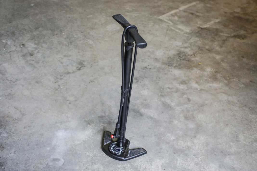 Performance yes, but too inaccurate - Pro's bike pump in the test