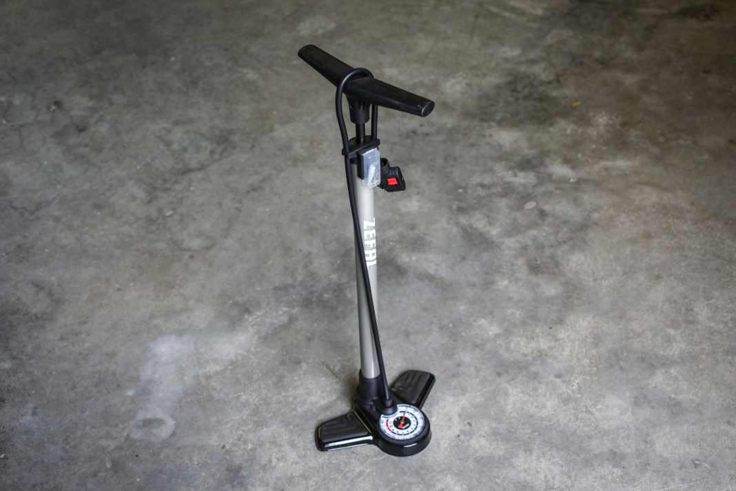 Floor pump for just under 35 euros in the test - compact, light, precise