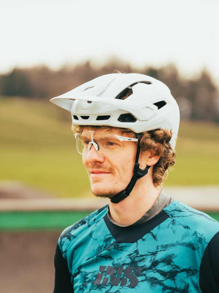 The helmet with running tank suction