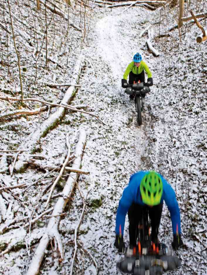 Vater und Sohn auf winterlicher Bike-Tour