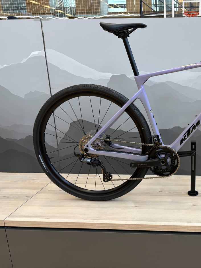 Vollcarbon-Gravelbike für 1.899 Euro