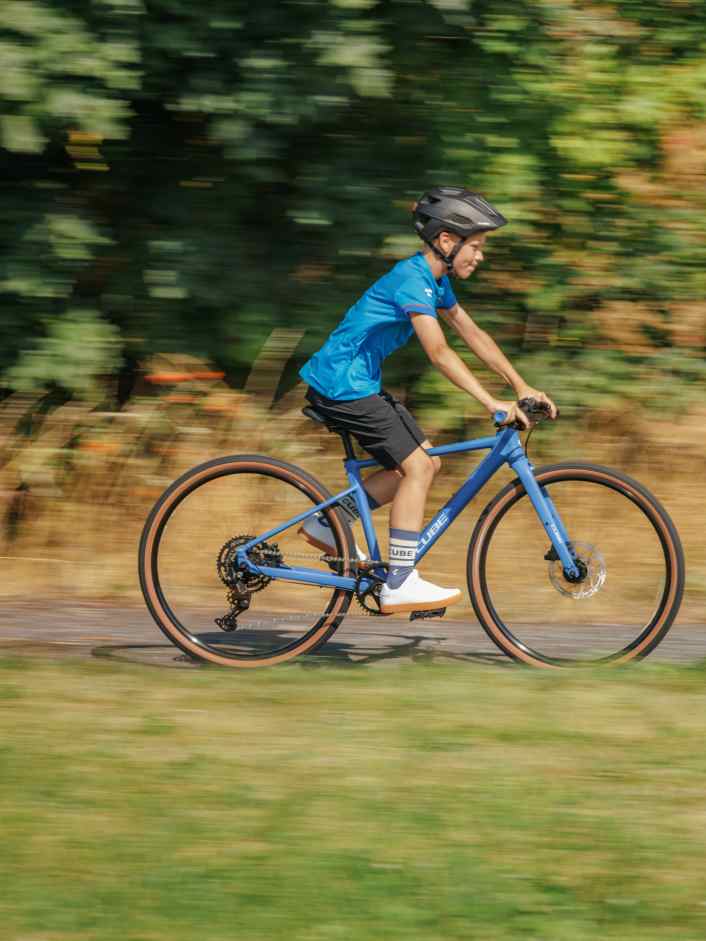 Sportliches Kinder-Gravelbike mit geradem Lenker
