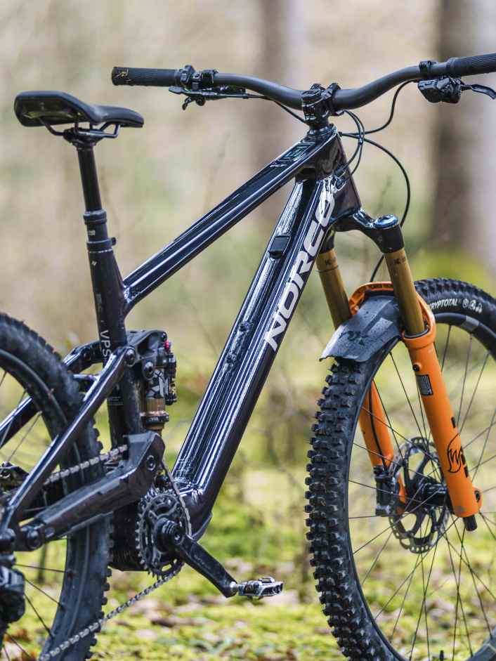 Leichtes High-Pivot E-MTB im Kurzcheck