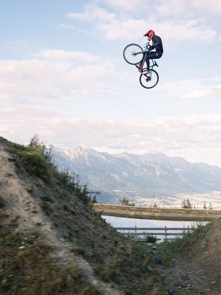 Gravel? Gabriel Wibmer sah ein Downhill-Bike