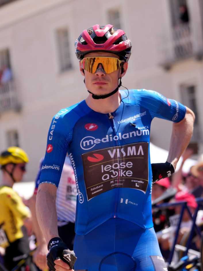 Vingegaard takes the leader's jersey in the Alps