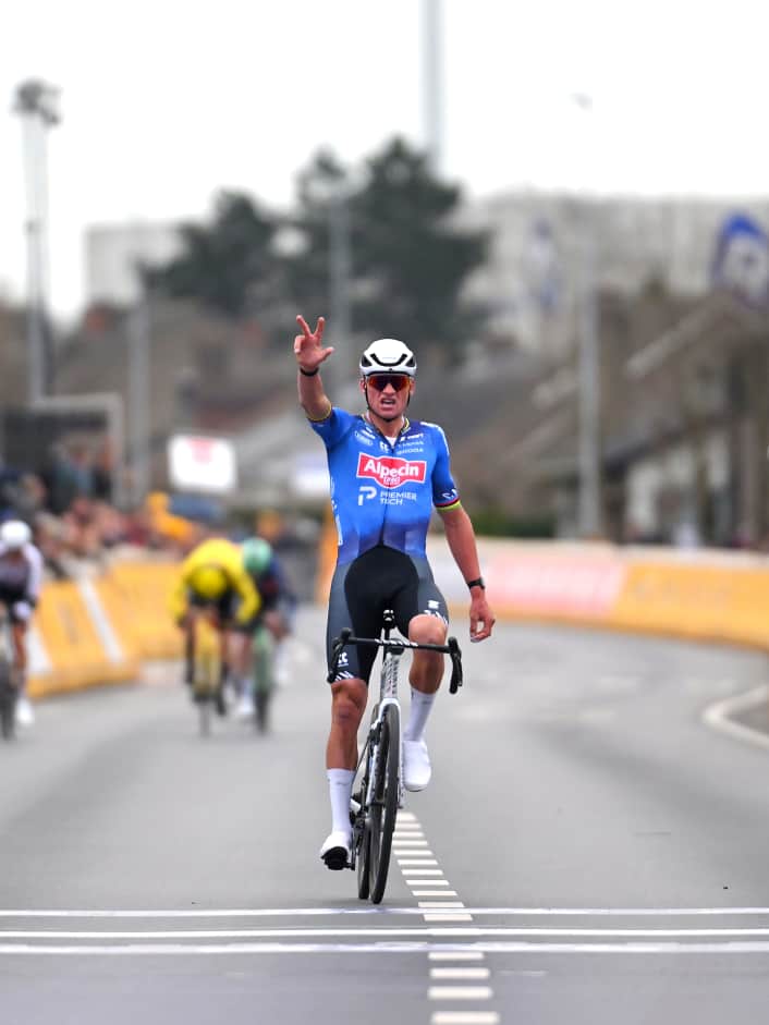 Verfolger verpokern sich, van der Poel rettet sich zum Sieg