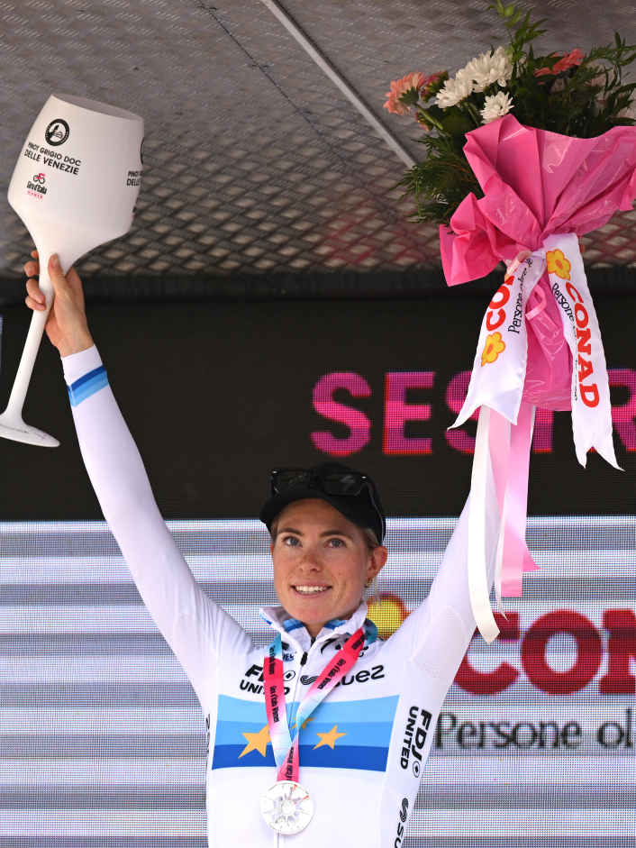 Vollering takes pink from van der Breggen on the final day