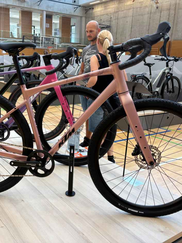 Alu-Gravelbike mit Carbongabel für 899 Euro im Check