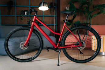 Ampler stellt das erste E-Bike mit USB-C-Anschluss zum Laden vor