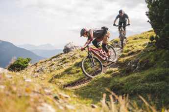 Was kann das Propain Sresh SL CF Bomber?