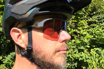 Die Sonnenbrille aus Holz und Stroh