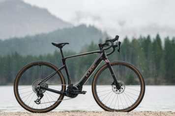 Cube elektrifiziert sein Gravelbike mit Bosch SX Motor