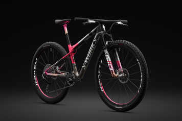 2 S-Works High-End-Bikes und 2 Helme zum Specialized-Jubiläum