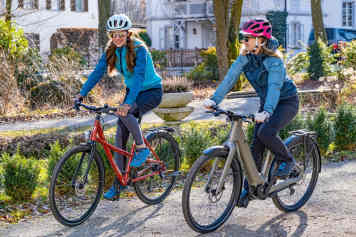 Sportliche Tourenräder mit tiefem Einstieg im Test