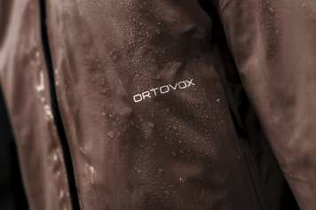 So hält deine Regen-Bekleidung länger dicht! Spoiler: Selten waschen hilft nicht