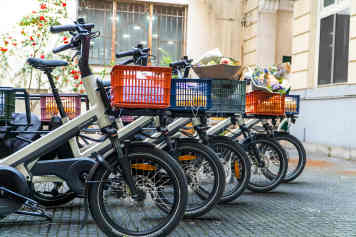 Kompaktes E-Lastenrad mit neuem Rahmen