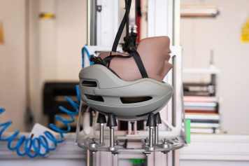 Wann kommt der Fahrradhelm mit neuem RLS-Sicherheitssystem?