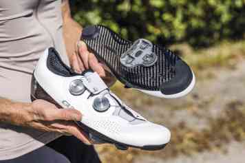 Radschuhe, Helm, Sattel, Brille & Reifen