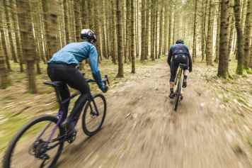 4 Aluminium-Gravelbikes ab 1699 Euro im Test