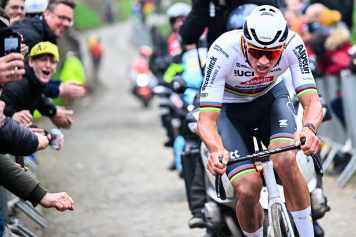 Showdown der Radsport-Giganten: Van der Poel gewinnt erstes Duell gegen van Aert