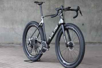 Gravelbike kombiniert Titan und Carbon