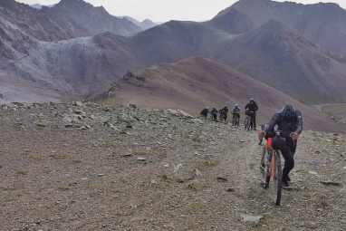 Unsupported durchs kirgisische Tian-Shan-Gebirge