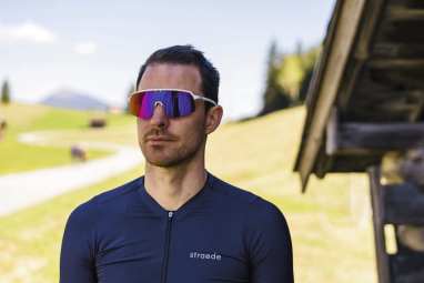 Praktische Gadgets - Fitness-Armband, Radbrille, Lenkerband, Minikompressor & Mini-Klingel