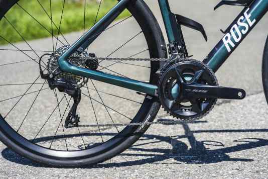 Schlankes Rennrad im Test - da ist sogar ein Motor drin!