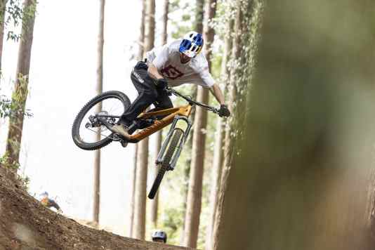 Trial-Profi Tomomi Nishikubo baut Trainings-Areal in Japan