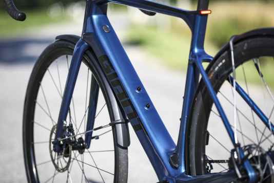 Ausdauer-Athlet - das Giant Defy Advanced E+ Elite 2