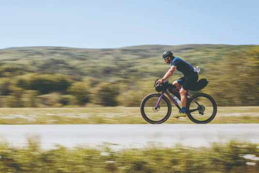 8 Bikepacking-Taschen-Sets im großen Test