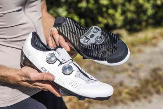 Radschuhe, Helm, Sattel, Brille & Reifen
