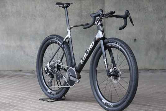 Gravelbike kombiniert Titan und Carbon